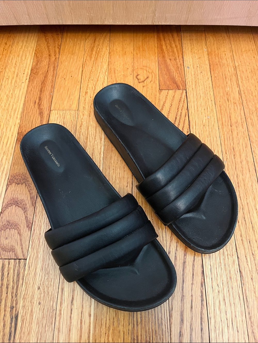 Beatrice Valenzuela Black Classic Sandalia